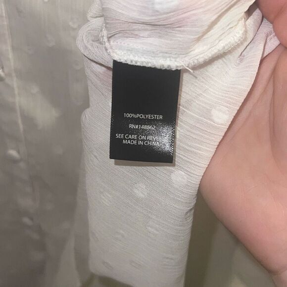 ✨Torrid Madison - White Chiffon Clip Dot Button Front Sz 2X Blouse✨ - Picture 9 of 9